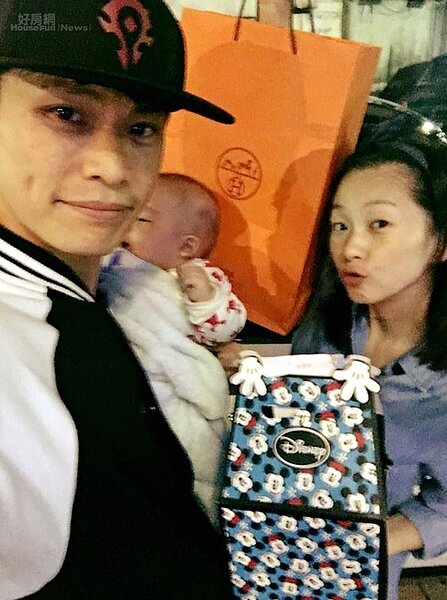 3. 黃鐙輝喜迎兒子「黃弟寶」,羨慕六月生下小女兒,還打算拚黃四寶。(翻攝自黃鐙輝粉絲頁)