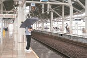 耗資28億屏東火車站　漏水、撐傘、柱擋路
