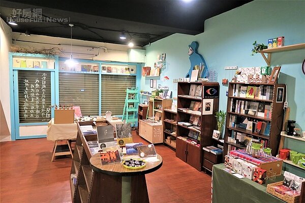 2. 原木和水藍色調為主的「詩文創空間」。