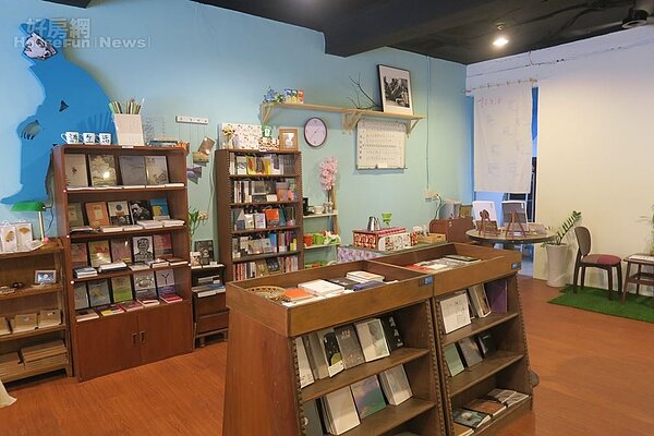 3. 現場擺設原木書櫃,擺放詩集約一、兩百本。