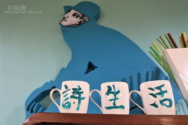 4. 手寫馬克杯,置於人形圖象保麗龍板前。