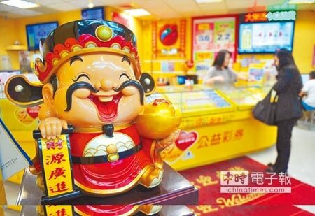 　誰是幸運兒　　端節將至，台彩緊急加碼威力彩頭獎2億，各彩券行吸引不少彩迷上門投注。（季志翔攝） 
