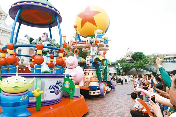 香港迪士尼樂園門票比東京和上海迪士尼高，國際觀光客卻一路飆升至逾五成。 報系資料照