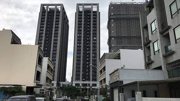 興富發在竹北縣治三期重劃區推出的「巨人」大樓案現已全新完工,但發現有住戶在外牆貼出「爛品質 差」的牌子!(網友提供)