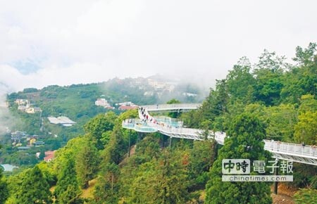 清境高空景觀步道隨時可見青山白雲、雲霧裊繞（楊樹煌攝）