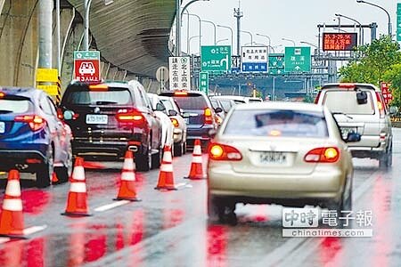 國道5號北上路段昨上午就出現車流,高速公路局預估,今天北上路段將從上午9時至10時就會開始塞車,圖為用路人準備從側車道北上國5。(李忠一攝)