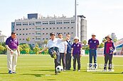 視察足球場　柯P當場開踢