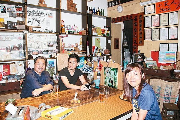 香港教育大學大四生黃建珠（右）最近到鹿港打工換宿，客廳是旅人們交換資訊的地方。 記者林宛諭／攝影