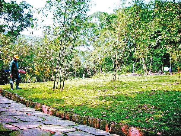 聖嚴法師圓寂後,法體植葬法鼓山生命園區,帶動環保葬的觀念。 圖/報系資料照