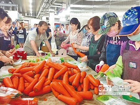 
抑制颱風菜價漲，農委會平價蔬菜8折供應，農民點名台農發公司，平時應直接向農民契作，在賣場設立平價蔬菜區。（楊騰凱攝）
 