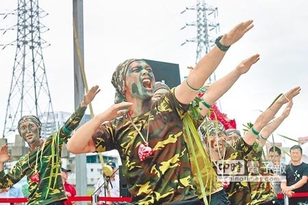 新北市議長盃龍舟賽29日在蘆洲微風運河展開,「龍山出嶺戰艦」隊則身穿迷彩、手串艾草出場聲勢驚人。(方濬哲攝)