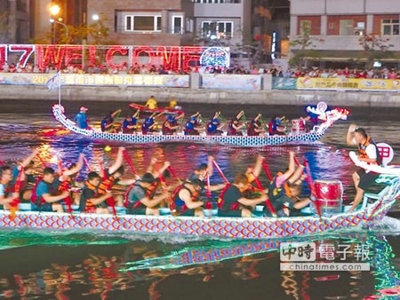 台南市龍舟競賽今年共154支隊伍、3632人報名參賽，競爭激烈。（曹婷婷攝）