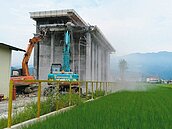 礁溪違規農舍強制拆　　且將追討拆除費用