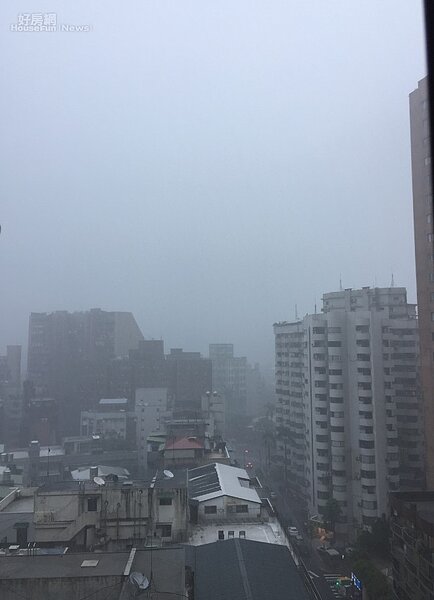 台北暴雨中 (好房網NEWS林美欣攝影)