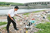 這段海岸是海洋垃圾重災區　從未被納入淨灘區