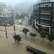 基隆基金一路麥當勞周邊暴雨成河（鍾志鵬提供）