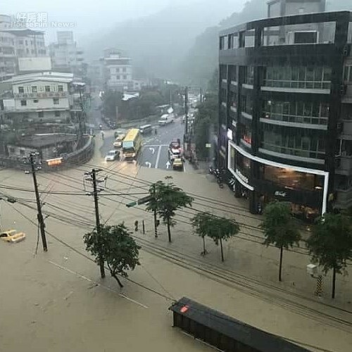 基隆這次碰上罕見豪雨,造成各地災情不斷,圖為基隆長庚前暴雨成河(鍾志鵬提供)
