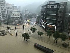 基隆基金一路麥當勞周邊暴雨成河（鍾志鵬提供）