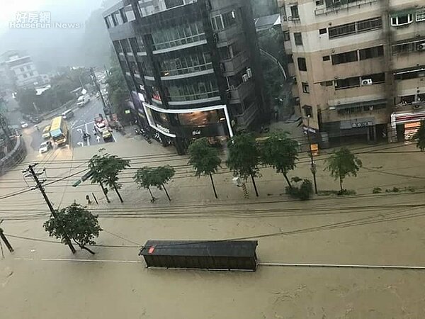 氣象局預估,基隆地區單日累積降雨量最高可達到300毫米,當地商家居民不敢大意,已堆置沙包警戒防災。圖為6月初豪雨基隆淹水。(鍾志鵬提供)