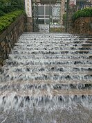 淡江大學附近社區「淡大菁英」階梯變成小瀑布　(淡大簡同學提供)