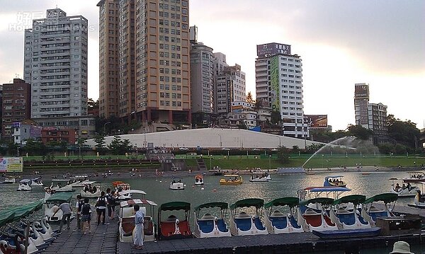 5.新店碧潭風景秀麗,假日遊客如織。