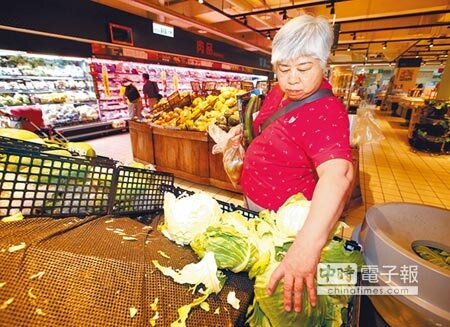 
暴雨強襲北台灣，有民眾因預期蔬菜可能會漲價，而提早購買。（本報資料照片）
 