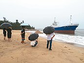 金門浪太大！貨輪斷纜　擱淺新湖漁港