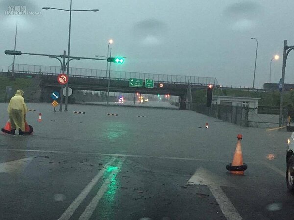 雲林虎尾交流道淹水(民眾提供)