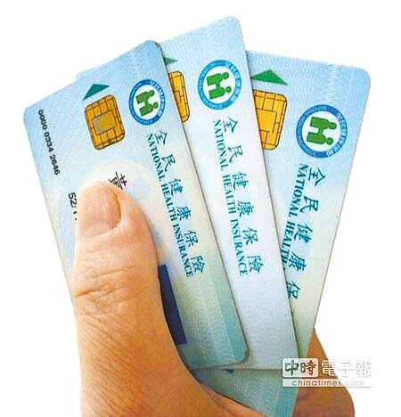 健保IC卡13年來共發出4356.8萬張,若全都疊起來,高度相當68.4座台北101大樓。(魏怡嘉攝)