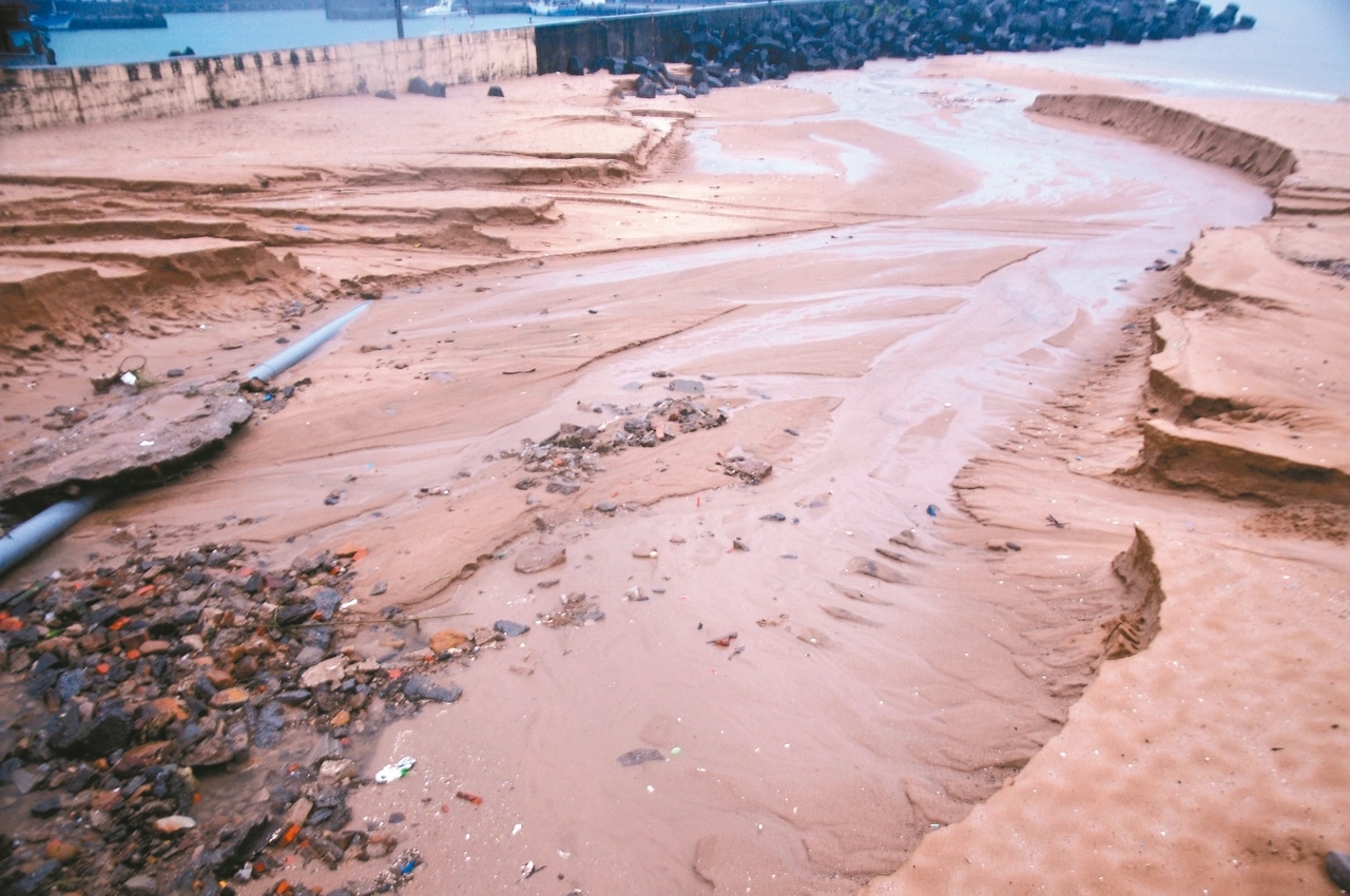 基隆大武崙沙灘被大水沖出一個大缺口，有如摩西分海。 記者游明煌／攝影