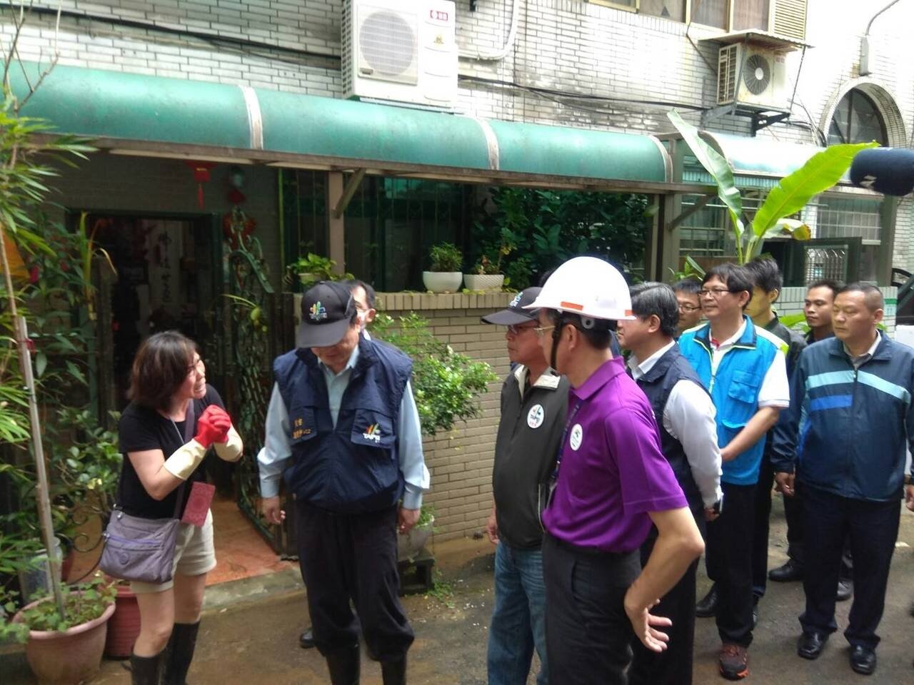 市府官員昨至內湖勘災,受災民眾停下清理家園工作陳情,盼協助災後復原及補助。 記者莊琇閔/攝影