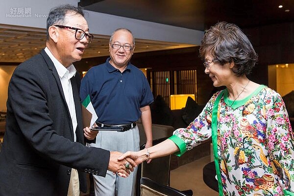 邱復生(左)參與基頓、克萊曼70歲音樂會,會前雞尾酒會。(台開提供)