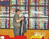 台股唱獨角戲　量縮續創新高