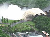 進帳3億公噸　曾文水庫洩洪氣勢萬千