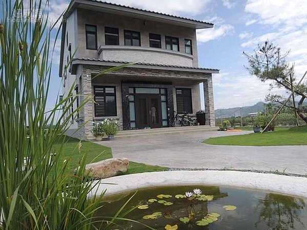 3. 庭院有水池和草坪、樹木。