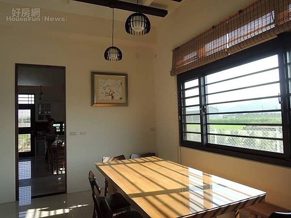 9. 窗景可眺火炎山、九九峰,陽光交織歲月的從容。