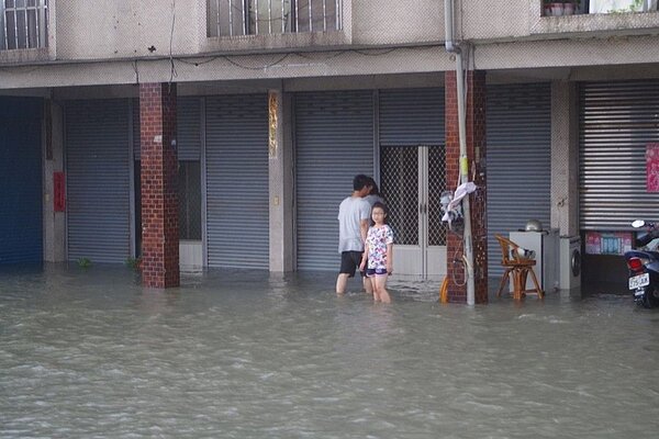 豪雨強襲雲林縣，造成多處地區淹水，斗六往斗南台一線一度積水嚴重。 聯合報系資料照片／記者陳雅玲攝影