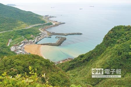 基隆老鷹岩居高臨下,擁有無敵海景,成了遊客自拍的地點。(曾百村攝)