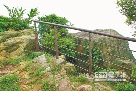 基隆老鷹岩居高臨下,擁有無敵海景,成了遊客自拍的地點;但部分遊客涉險跨越欄杆爬到岩石上拍攝,北觀處將宣導勿跨越欄杆,避免意外。(曾百村攝)