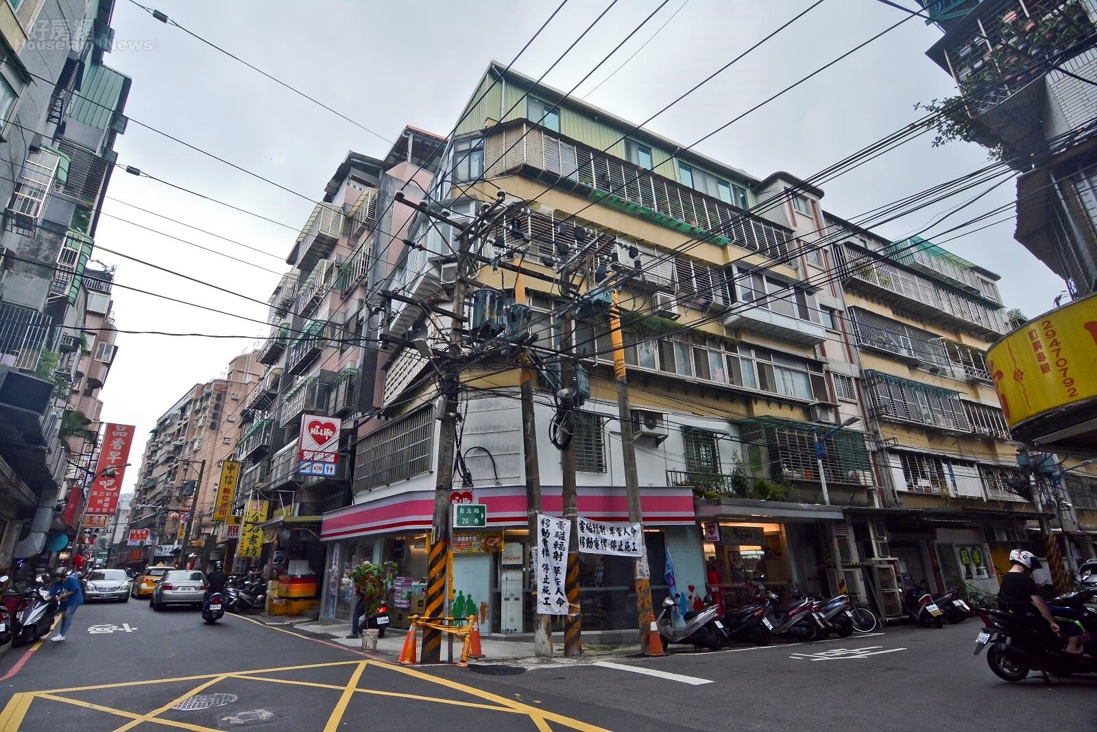 電線杆在家門附近,不僅影響美觀,對身體也不健康。(好房網News記者 陳韋帆/攝影)