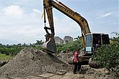 雲林石牛溪溢堤　周內緊急填補缺口