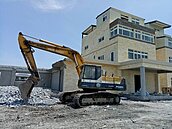 五結違章農舍剩1牆　割稻後再拆