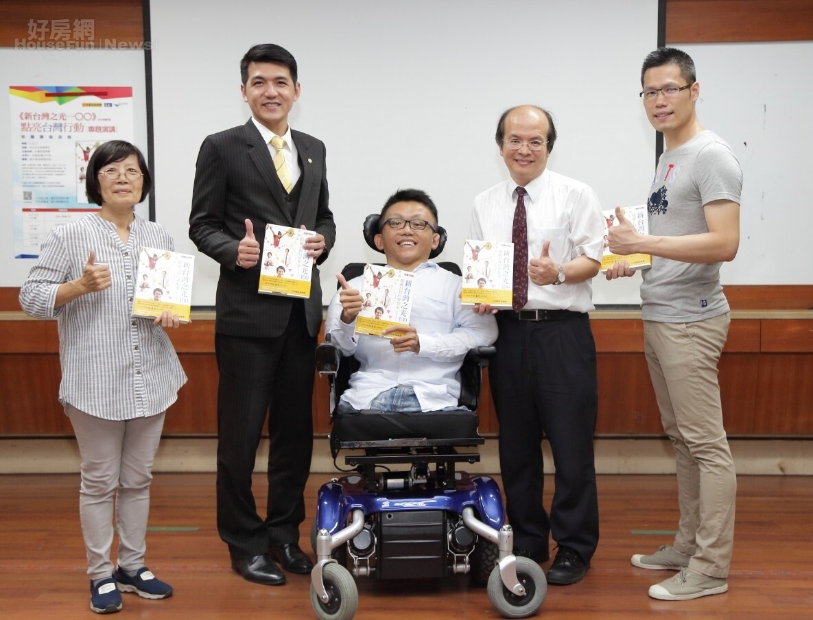 永慶攜手「遠見天下文化教育基金會」以實際行動「點亮台灣」 鼓舞啟聰學生勇敢追夢
圖說(左至右):啟聰學校學務主任戴素美、永慶房產集團業管部資深經理謝志傑、生命鬥士魏益群、啟聰學校校長葉宗青、勵志律師作家