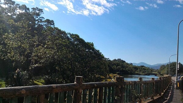 3. 豪宅正對南港公園湖畔,後方有17公頃山林。