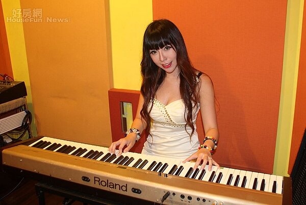 6.除了模特兒工作,多才多藝的鍾儀還會玩編曲。