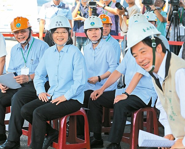蔡英文總統(左)昨天上午到台南白河水庫視察水庫淤積情況,台南市長賴清德(右)全程陪同,蔡總統強調會用前瞻計畫最大經費來做治水方案。 記者劉學聖/攝影