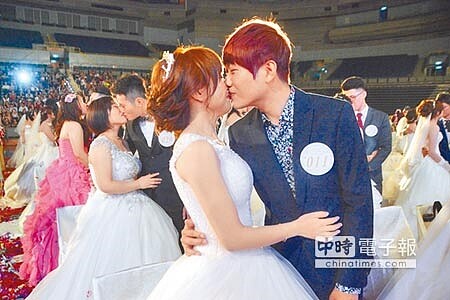 參加集團結婚的新人們深情一吻,互定終生。(林宏聰攝)