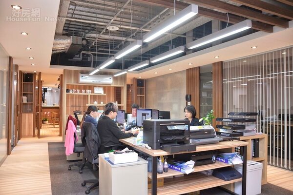 辦公區採用暖色木質辦公設備與淡淺色木地板。
