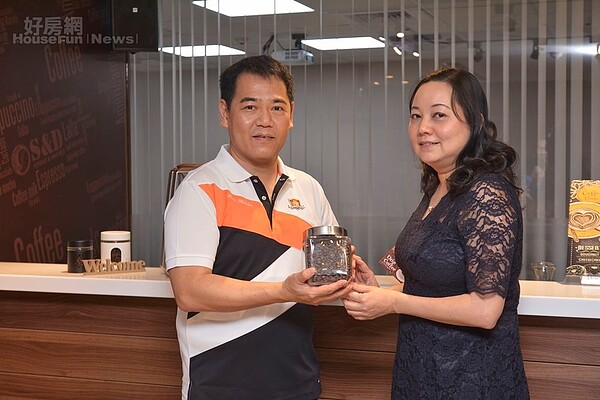 董座單繼偉與集團重要合夥人的老婆一起創業打拼。