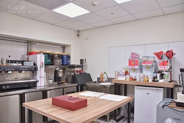 員工訓練教室的咖啡器材陳設。